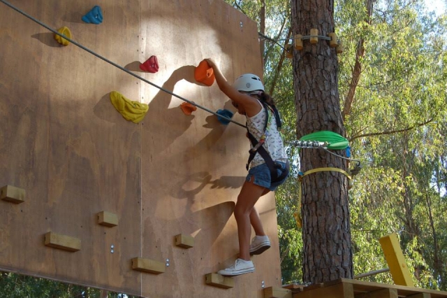 Arrampicata su parete al parco avventura